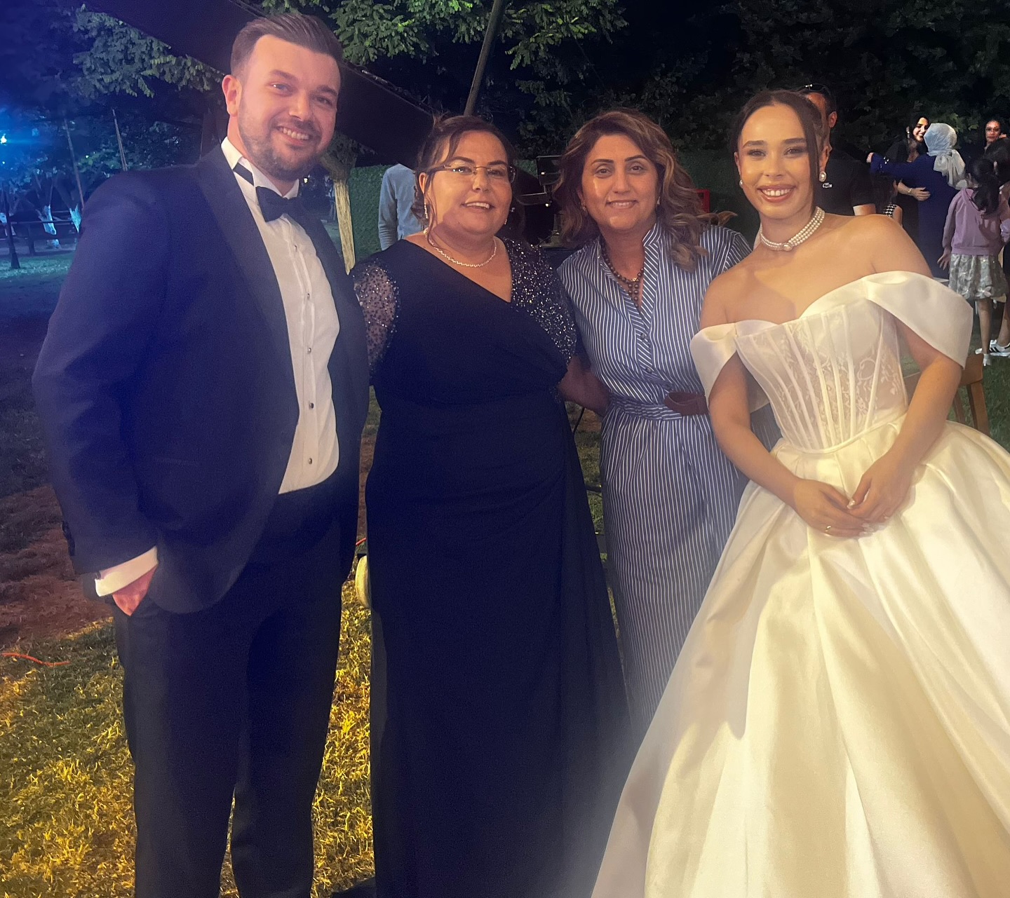 🎉 2025 #AileYılı kapsamında; İl Müdürümüz Sayın Emine BÖÇKÜN, Evlenecek Gençlerin Desteklenmesi Projesi doğrultusunda, Kuruluşlarımızda Görev Yapan Personelimiz Arzu Hanım’ın kızı İrem Hanım’ın Düğün Törenine Katılım Sağladı.