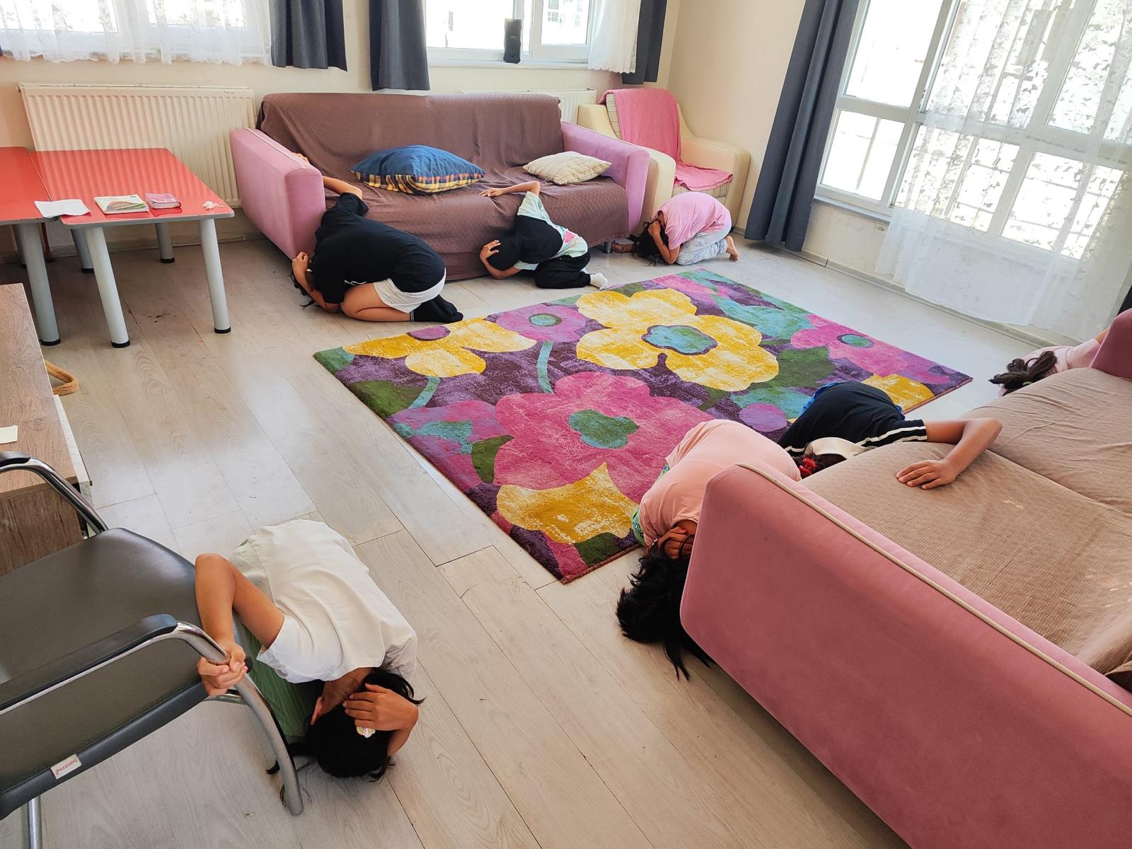 İl Müdürlüğümüz Eğitim birimi koordinasyonunda, “Masabaşı Tatbikatı” kapsamında tüm kurum ve kuruluşların katılımıyla Çök-Kapan-Tutun eylemi gerçekleştirilmiştir.