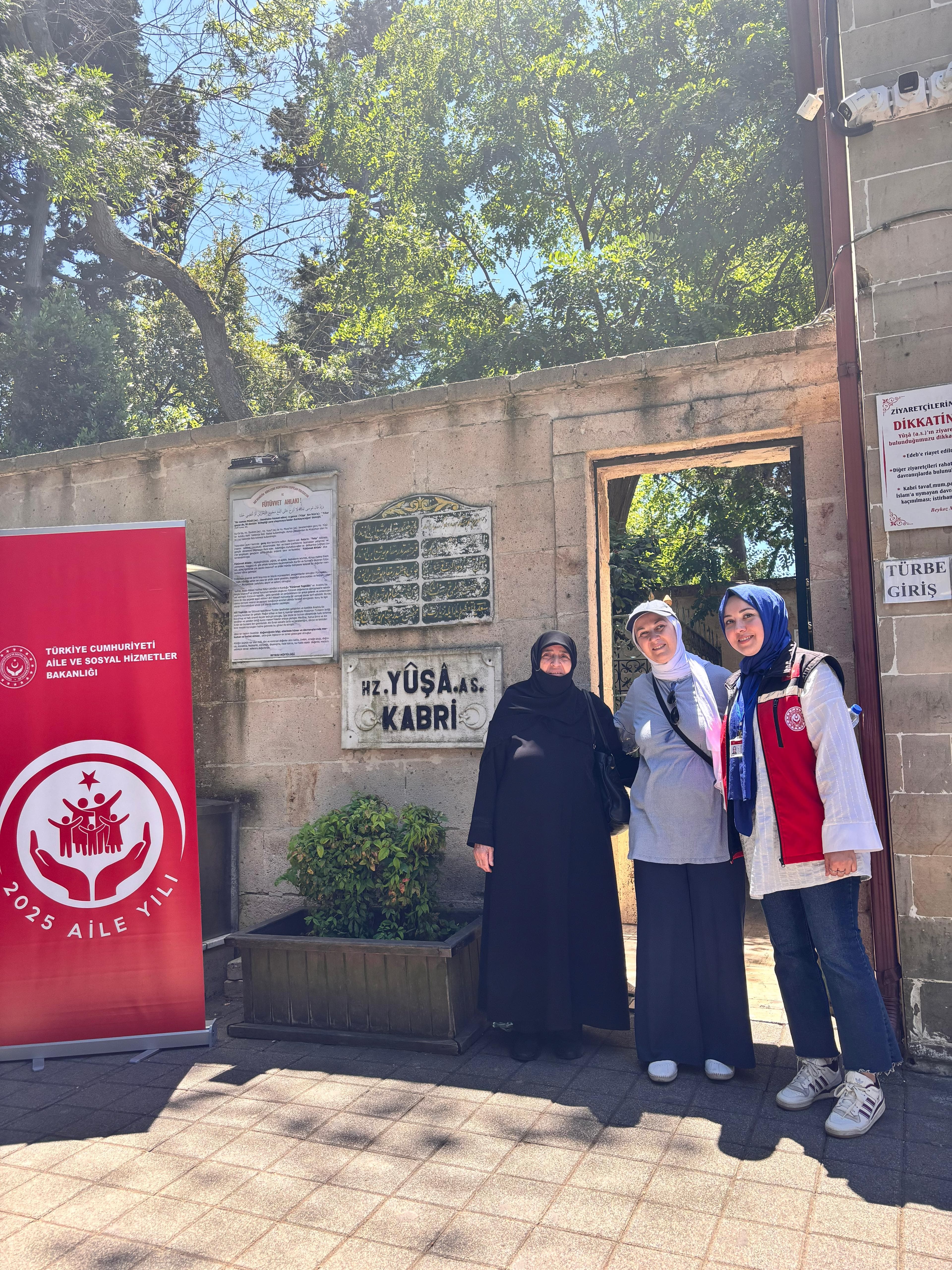 Aile Yılı Kapsamında Şehit Yakını ve Gazi Ailelerimizle Türbe Ziyaretleri Gerçekleştirilmektedir