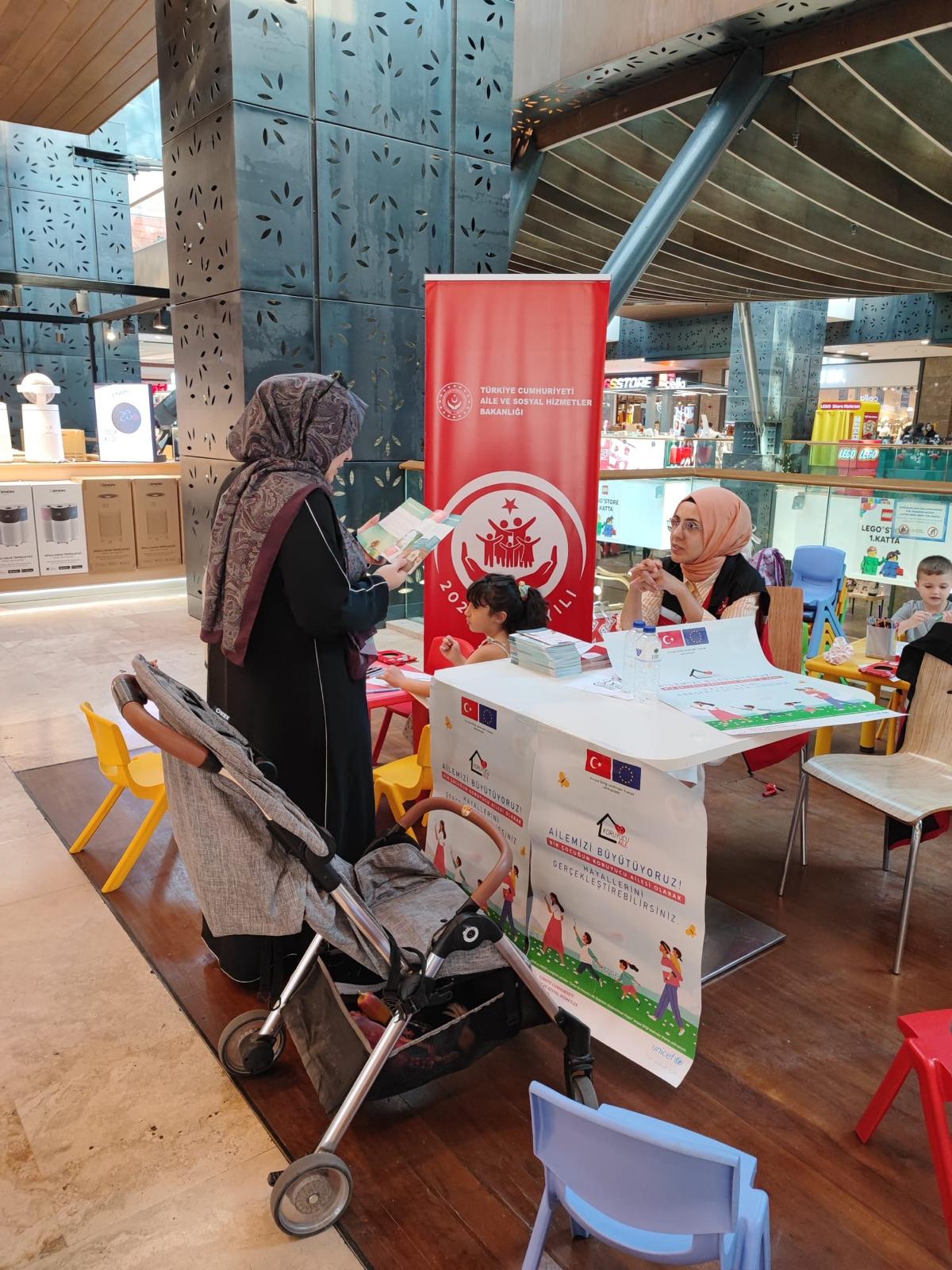 30 Haziran Koruyucu Aile Gününde Forum İstanbul Avm’de Farkındalık Oluşturmak Amacıyla Koruyucu Aile Bilgilendirme ve Broşür Dağıtımı Yapılmıştır.