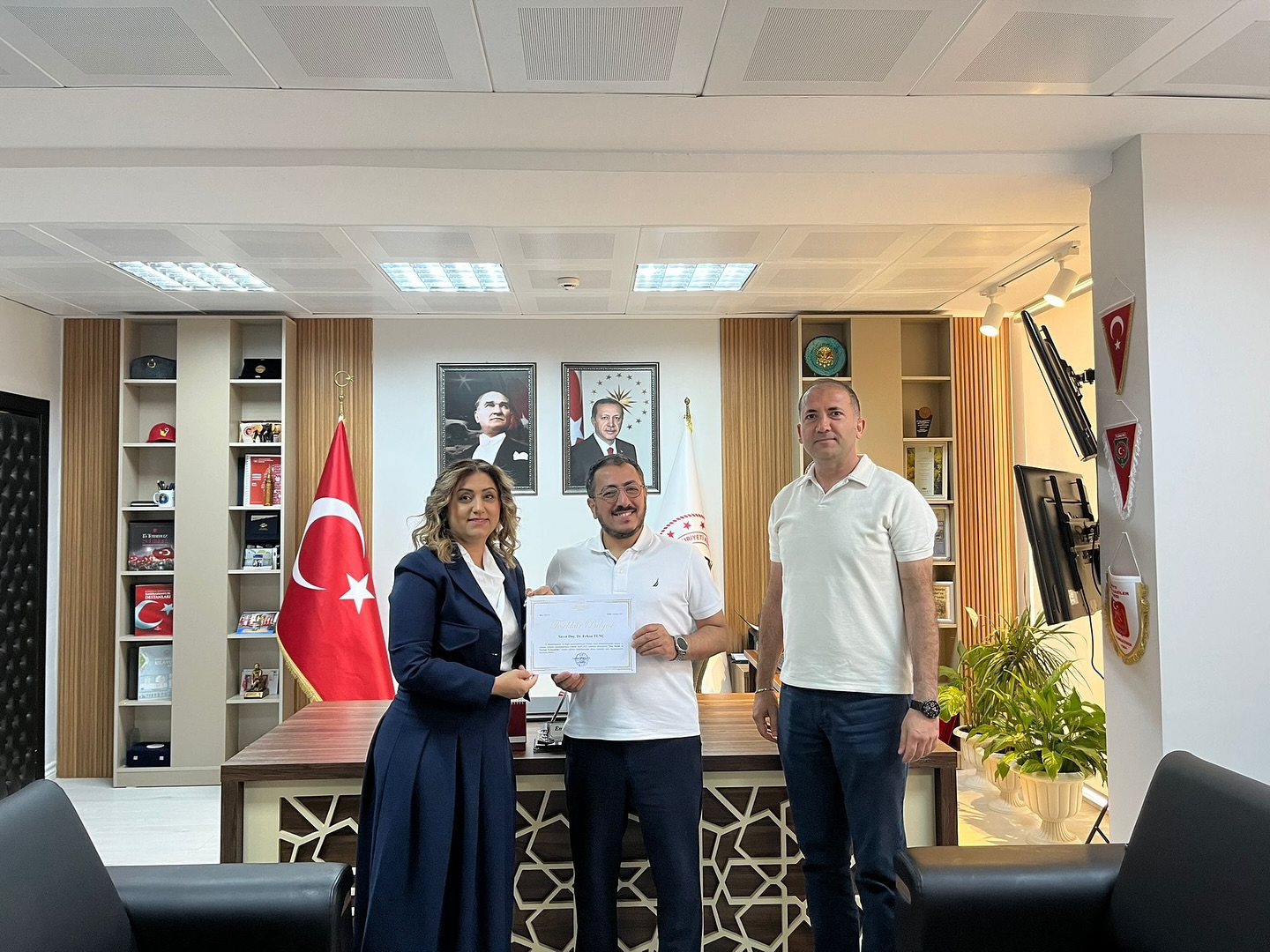 2025 #AileYılı kapsamında; İl Müdürümüz Sayın Emine BÖÇKÜN, Balıkesir Üniversitesi Üniversitesi Rehberlik ve Psikolojik Danışmanlık Anabilim Dalı Öğretim Üyesi Doç. Dr. Sayın Erhan TUNÇ’a Katkılarından Dolayı Teşekkür Belgesi Takdim Etti.