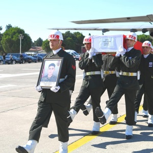 Pençe-Kilit Harekât bölgesinde şehit olan Kahraman Mehmetçiğimiz Piyade Sözleşmeli Er Ahmet KUŞAK, Son Yolculuğuna Uğurlandı.  - fotoğraf 3