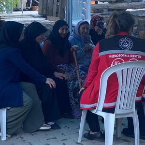 İl Müdürümüz Sayın Emine BÖÇKÜN, Pençe-Kilit Harekât bölgesinde görev esnasında şehit olan Balıkesirli kahraman evladımız Sözleşmeli Piyade Er Ahmet KUŞAK’ın Kepsut’taki ailesine taziye ziyaretinde bulundu. - fotoğraf 1