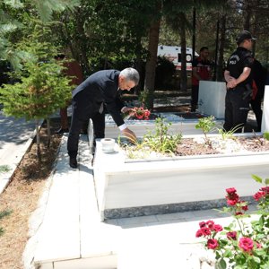 15 Temmuz Demokrasi ve Milli Birlik Günü dolayısıyla Şehitlik'te tören düzenlendi. Törende, Valimiz Mehmet Ali Özkan, İl Müdürümüz Arif Topal ve il protokolü hazır bulundu. - fotoğraf 3
