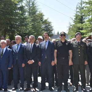15 Temmuz Demokrasi ve Milli Birlik Günü dolayısıyla Şehitlik'te tören düzenlendi. Törende, Valimiz Mehmet Ali Özkan, İl Müdürümüz Arif Topal ve il protokolü hazır bulundu. - fotoğraf 1
