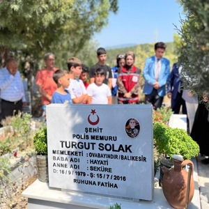 2025 #AileYılı kapsamında; 15 Temmuz Demokrasi ve Millî Birlik Günü vesilesiyle Valimiz Sayın İsmail USTAOĞLU ve İl Müdürümüz Sayın Emine BÖÇKÜN, Aziz Şehidimiz Turgut SOLAK’ın Kıymetli Ailesini ve Kabrini Ziyaret Etti. - fotoğraf 3