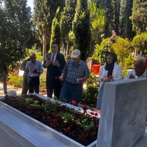 2025 #AileYılı kapsamında; 15 Temmuz Demokrasi ve Milli Birlik Günü vesilesiyle, Karesi Yaşlı Bakım ve Rehabilitasyon Merkezi Müdürlüğümüzdeki kıymetli büyüklerimiz, İl Müdürümüz Sayın Emine BÖÇKÜN ile birlikte Balıkesir Garnizon Şehitliği’ni ziyaret etti. - fotoğraf 3
