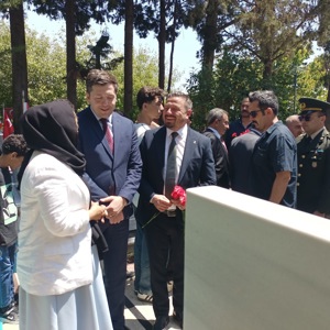  2025 #AileYılı kapsamında; 15 Temmuz Demokrasi ve Milli Birlik Günü vesilesiyle, Valimiz Sayın İsmail USTAOĞLU, İl Müdürümüz Sayın Emine BÖÇKÜN, Balıkesir Şehitliğinde düzenlenen anma programına katılım sağladı. - fotoğraf 4