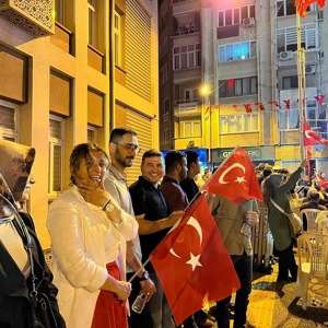 2025 #AileYılı kapsamında;15 Temmuz Demokrasi ve Millî Birlik Günü vesilesiyle, Valiliğimiz himayesinde düzenlenen anma programına, İl Müdürümüz Sayın Emine BÖÇKÜN ve Balıkesir Aile ve Sosyal Hizmetler İl Müdürlüğü ailesi olarak katılım sağladık. - fotoğraf 2