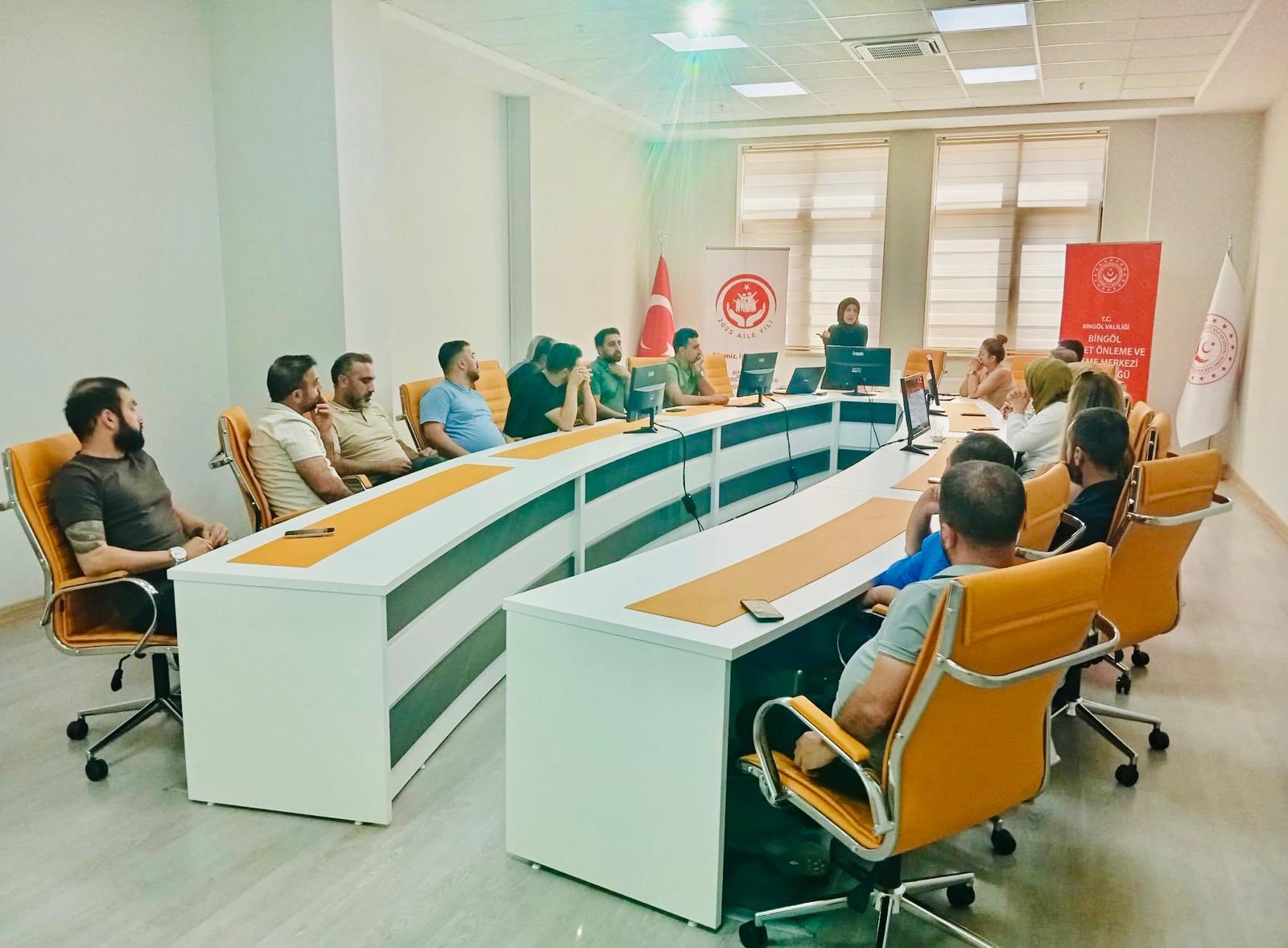 2025 aile yılı kapsamında Sosyal Yardımlaşma ve Dayanışma Vakfı personeline yönelik, kadına yönelik şiddetin farklı türleri, aile içi iletişimde sağlıklı yöntemler ve sahada etkili müdahale yollarının ele alındığı kapsamlı bir eğitim düzenlendi.