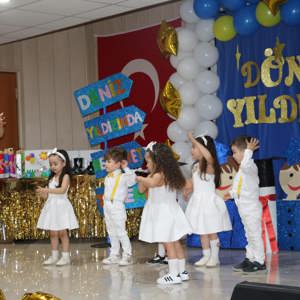 Miniklerin Büyük Heyecanı: Kreş ve Gündüz Bakımevi Yıl Sonu Programı Gerçekleştirildi. - fotoğraf 8