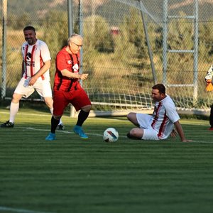 #15Temmuz Demokrasi ve Millî Birlik Günü etkinlikleri kapsamında, şehit aileleri, gaziler ve il protokolünün katılımıyla anlamlı bir futbol karşılaşması gerçekleştirildi. - fotoğraf 2