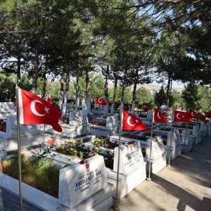 15 Temmuz Demokrasi ve Milli Birlik Günü dolayısıyla şehitlerimizin kabirlerini ziyaret ettik. - fotoğraf 2