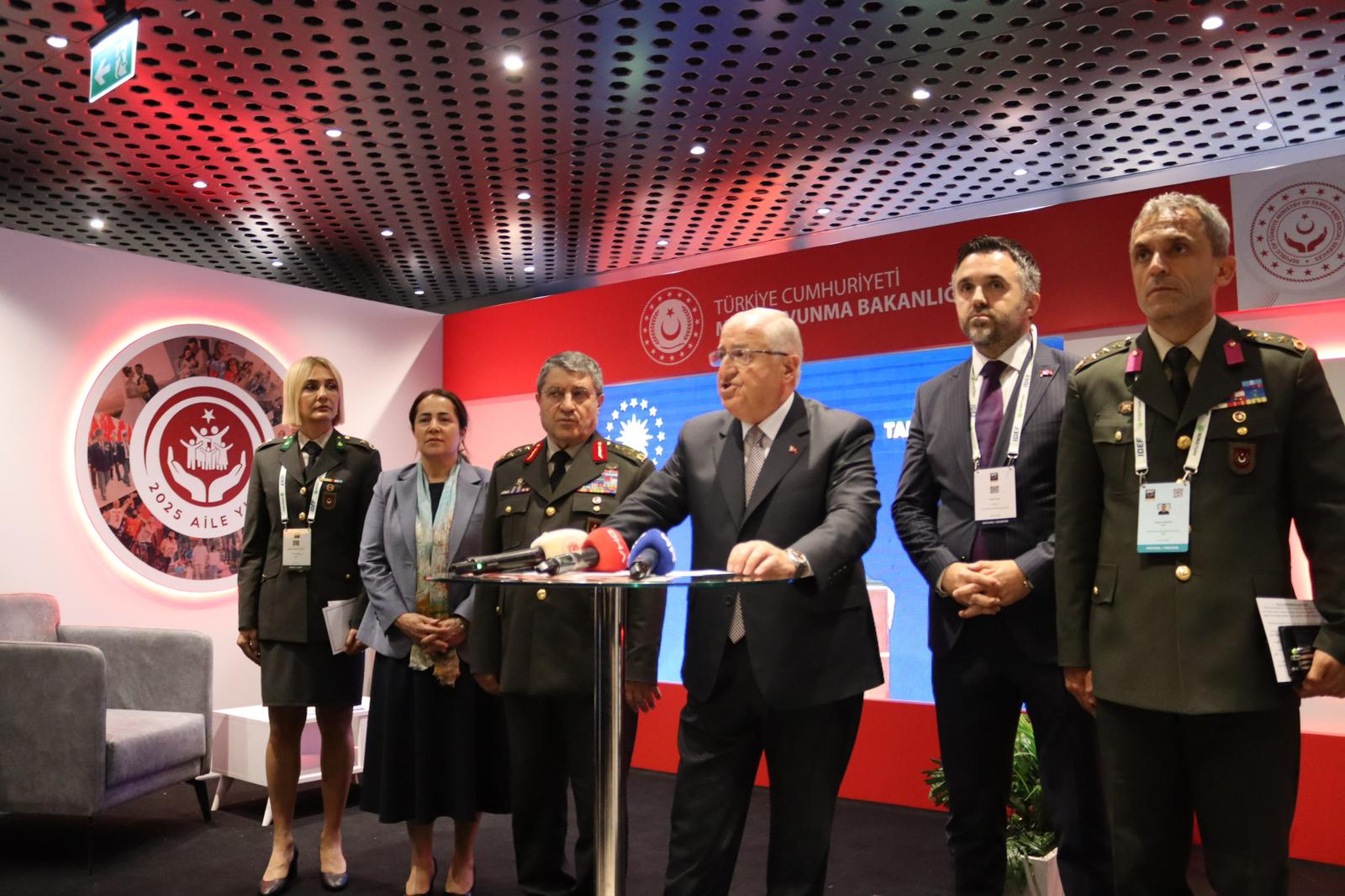 Millî Savunma Bakanı Sayın Yaşar GÜLER, IDEF 2025 Fuarı’nda kurulan '2025 Aile Yılı Standını' Ziyaret Etti