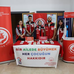 Üniversite Tanıtım Fuarında Aile Odaklı Bilgilendirme - fotoğraf 1