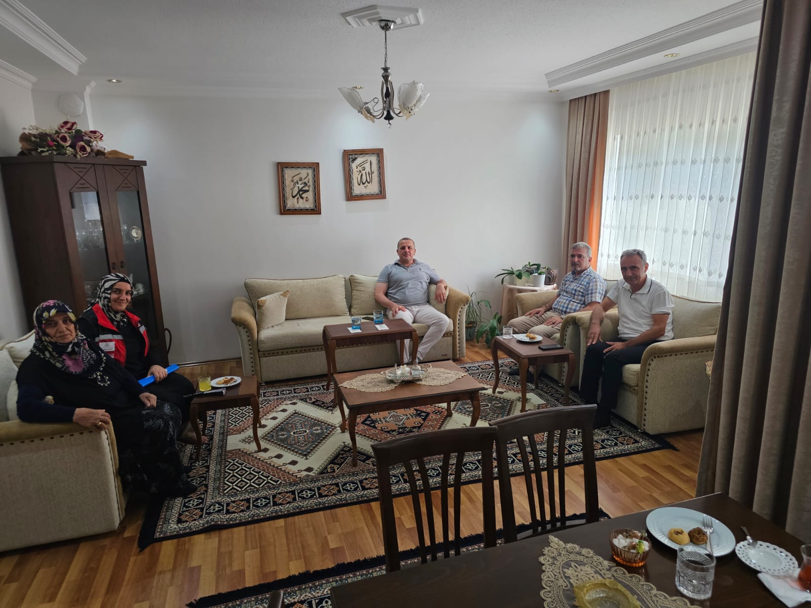 Sakarya Aile ve Sosyal Hizmetler İl Müdürü Sayın Mehmet UÇAR, Şehidimiz Salih Polat’ın annesi ve kardeşini evlerinde ziyaret etti.