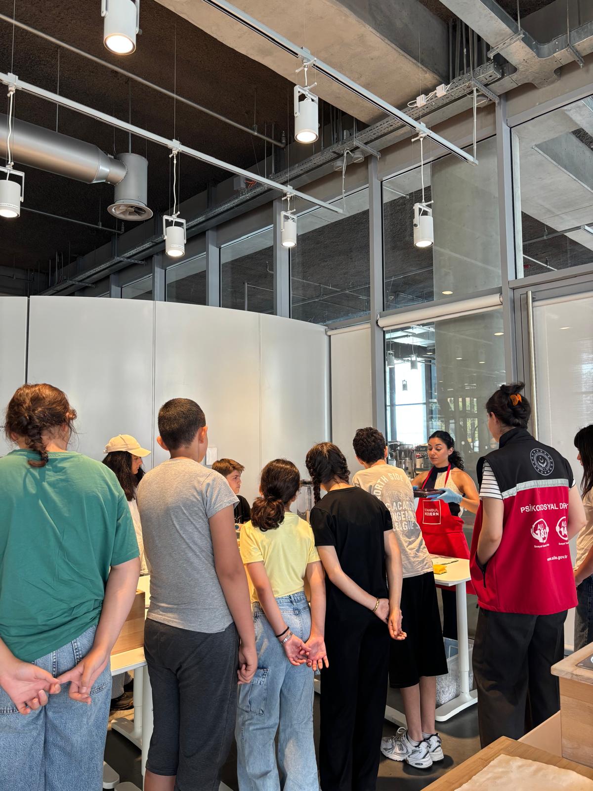 2025 Aile Yılı Kapsamında İstanbul Modern Sanat Müzesi Gezisi ve Eco Art Atölyesi Etkinliği Gerçekleştirildi