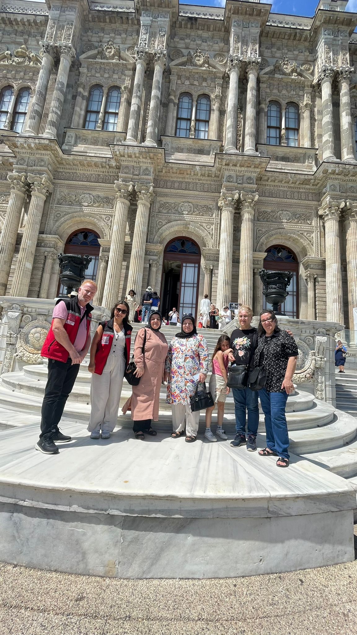 2025 Aile Yılı Kapsamında Bağlı Kuruluşlarımızdan Fatih Sosyal Hizmet Merkezi Tarafından Şehit Yakınlarımızla Birlikte Dolmabahçe Sarayı’na Gezi Düzenlenmiştir.