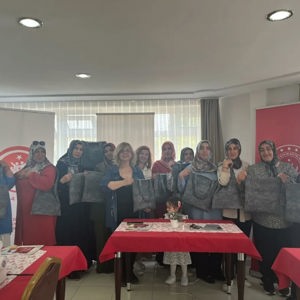 Kadınların El Becerilerinin Geliştirilebilmesi ve Sosyal Hayata Katılımlarının Arttırılabilmesi Adına Atölye Çalışması - fotoğraf 1