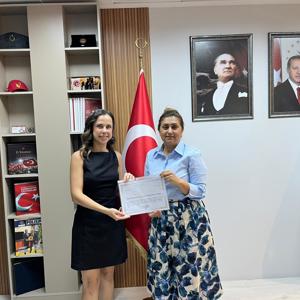 2025 #AileYılı kapsamında; İl Müdürümüz Sayın Emine BÖÇKÜN,Balıkesir Üniversite'sinde görevli Doktor Öğretim Üyesi Sayın Elvan KİREMİTÇİ CANIÖZ'e Teşekkür Belgesi Takdim Etti. - fotoğraf 2
