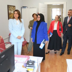 Genel Müdürümüz Sayın Süreyya ERKAN beraberindeki heyetle birlikte Eskişehir'de kadına yönelik şiddetle mücadele kapsamında yürütülen çalışmaları ve saha uygulamalarını değerlendirmek üzere il ziyareti gerçekleştirdi. - fotoğraf 3