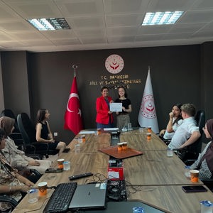 2025 #AileYılı kapsamında; İl Müdürümüz Sayın Emine BÖÇKÜN, Çocuk Hakları Komite Üyelerimize Teşekkür Belgelerini Takdim Etti. - fotoğraf 2