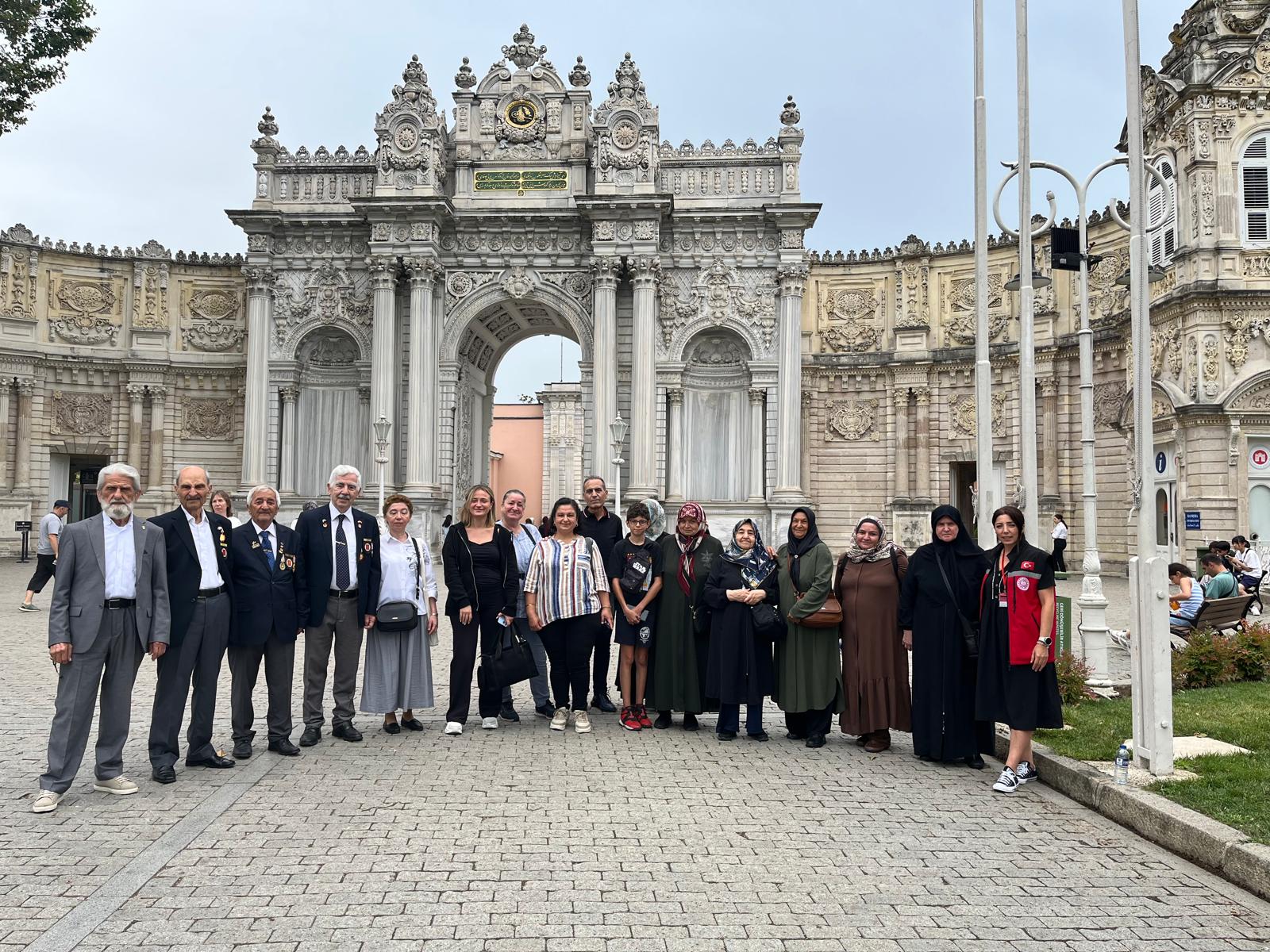 2025 Aile Yılı Kapsamında Kahraman Gazilerimiz ve Kıymetli Şehit Yakınlarımızla Dolmabahçe Sarayı ve Yahya Efendi Türbesine Ziyaret Gerçekleşmiştir