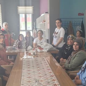 Dinar  Kadın Kültür Evinde "Akran Zorbalığı ve Siber Zorbalık " Eğitimi - fotoğraf 1