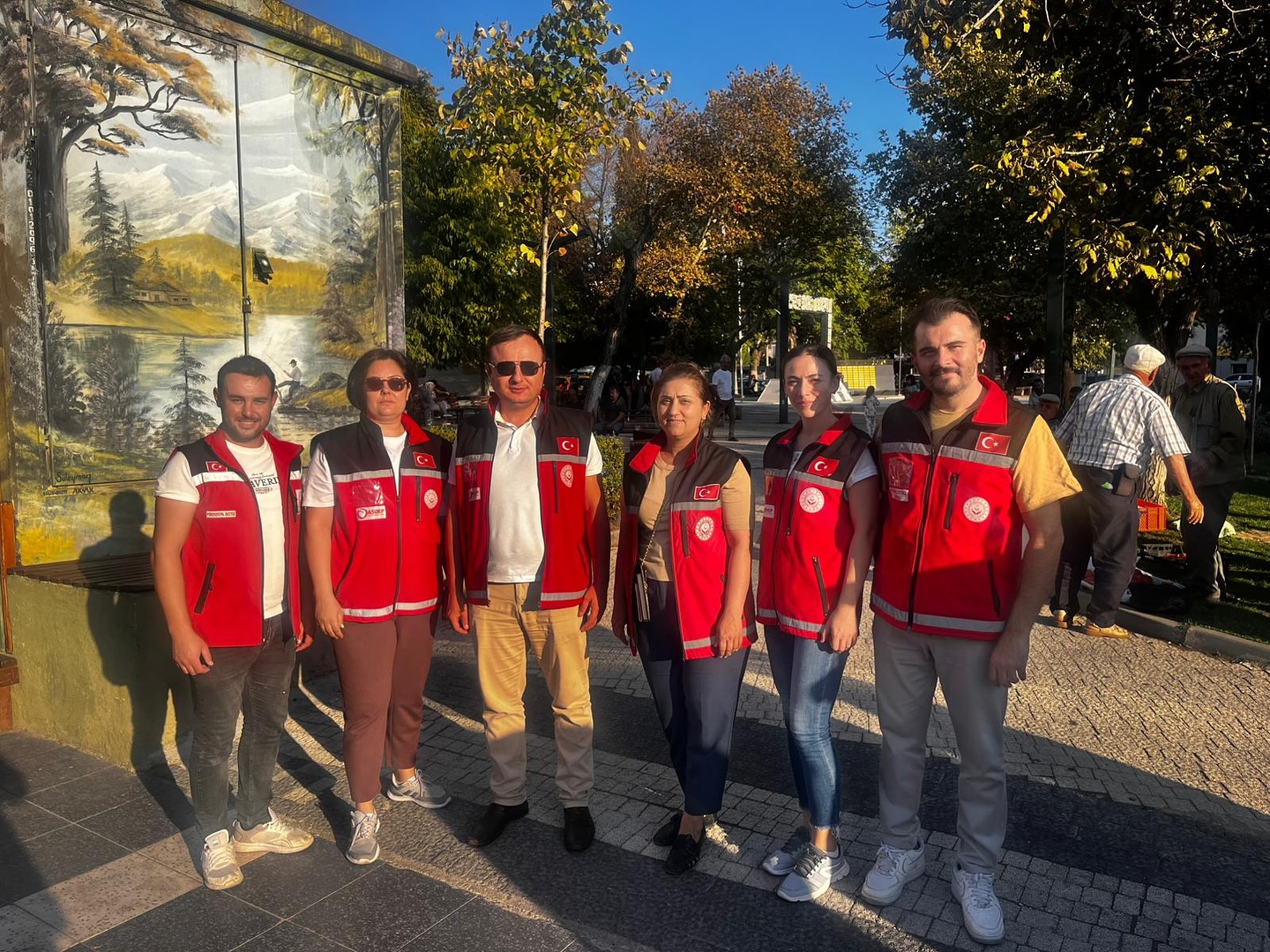 İl Müdürümüz Sayın Emine BÖÇKÜN, sahada yürütülen çalışmaları yerinde incelemek üzere Ayvalık Sosyal Hizmet Merkezi Müdürlüğümüzdeki çalışma arkadaşlarımızla bir araya geldi.