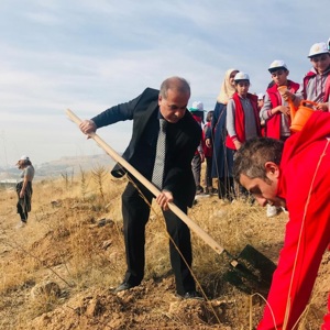 İl Müdürümüz çocuk evlerinde kalan çocuklar, Çocuk Hakları Kulübü üyeleri ile birlikte fidan dikim etkinliğine katıldı - fotoğraf 2