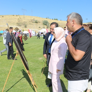 Malazgirt Zaferi’nin 954. Yılında Ahlat’ta “Sanatla Yaşam Sergisi”ne Büyük İlgi - fotoğraf 5