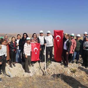 Iğdır Aile, Çalışma ve Sosyal Hizmetler İl Müdürlüğü Ailesi Olarak Fidanlarımızı Toprakla Buluşturduk - fotoğraf 11