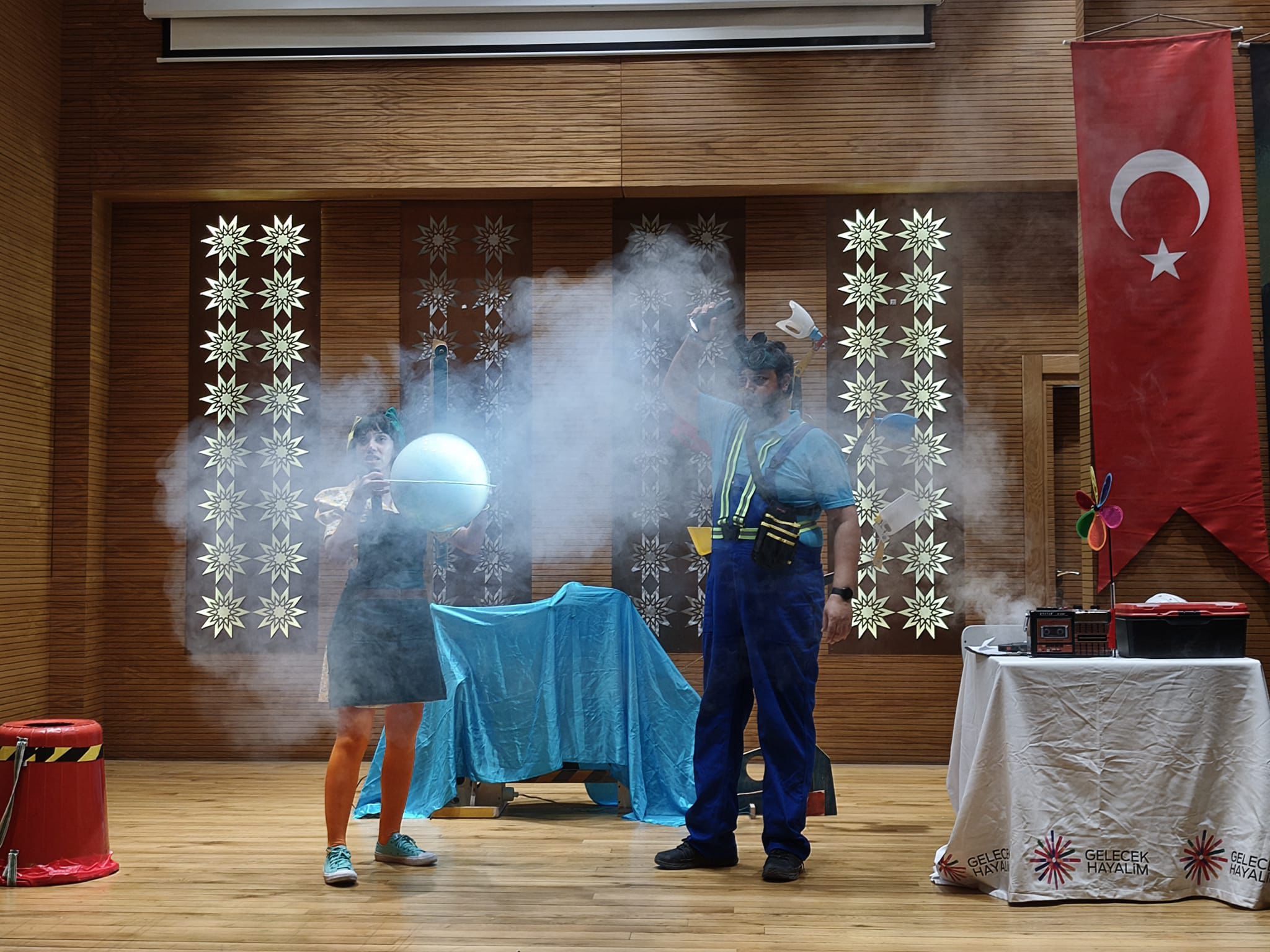 Kuruluşlarımızda Kalan Çocuklarımıza “Gelecek Hayalim” isimli  Tiyatro Gösterisi Yapıldı