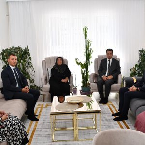 Sorgun  Kaymakamımız  Abdurrezzak Canpolat, İl Müdürlüğümüze bağlı Sosyal Hizmet Merkezi Müdürümüz Samet Özdemir ile İlçemiz Sosyal Dayanışma ve Yardımlaşma Vakfı Müdürü Yasin Tıraşoğlu Vatan için canını feda eden Şehitlerimizin Hanesi ziyaret edildi. - fotoğraf 1