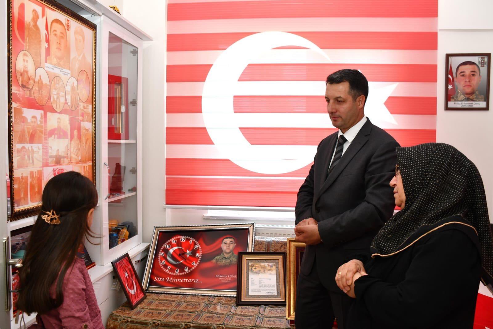 Sorgun  Kaymakamımız  Abdurrezzak Canpolat, İl Müdürlüğümüze bağlı Sosyal Hizmet Merkezi Müdürümüz Samet Özdemir ile İlçemiz Sosyal Dayanışma ve Yardımlaşma Vakfı Müdürü Yasin Tıraşoğlu Vatan için canını feda eden Şehitlerimizin Hanesi ziyaret edildi.