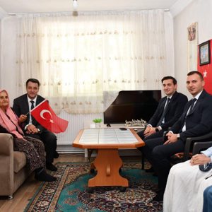 Sorgun  Kaymakamımız  Abdurrezzak Canpolat, İl Müdürlüğümüze bağlı Sosyal Hizmet Merkezi Müdürümüz Samet Özdemir ile İlçemiz Sosyal Dayanışma ve Yardımlaşma Vakfı Müdürü Yasin Tıraşoğlu Vatan için canını feda eden Şehitlerimizin Hanesi ziyaret edildi. - fotoğraf 2