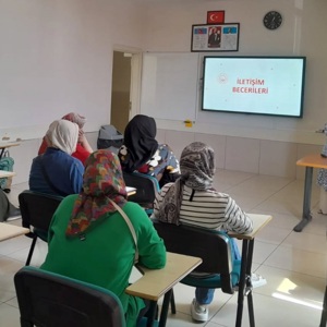 İletişim Yöntem ve Teknikleri Aile İçi Şiddetle Mücadele İle İletişim Becerileri Konulu Eğitimler Düzenlenmiştir. - fotoğraf 2