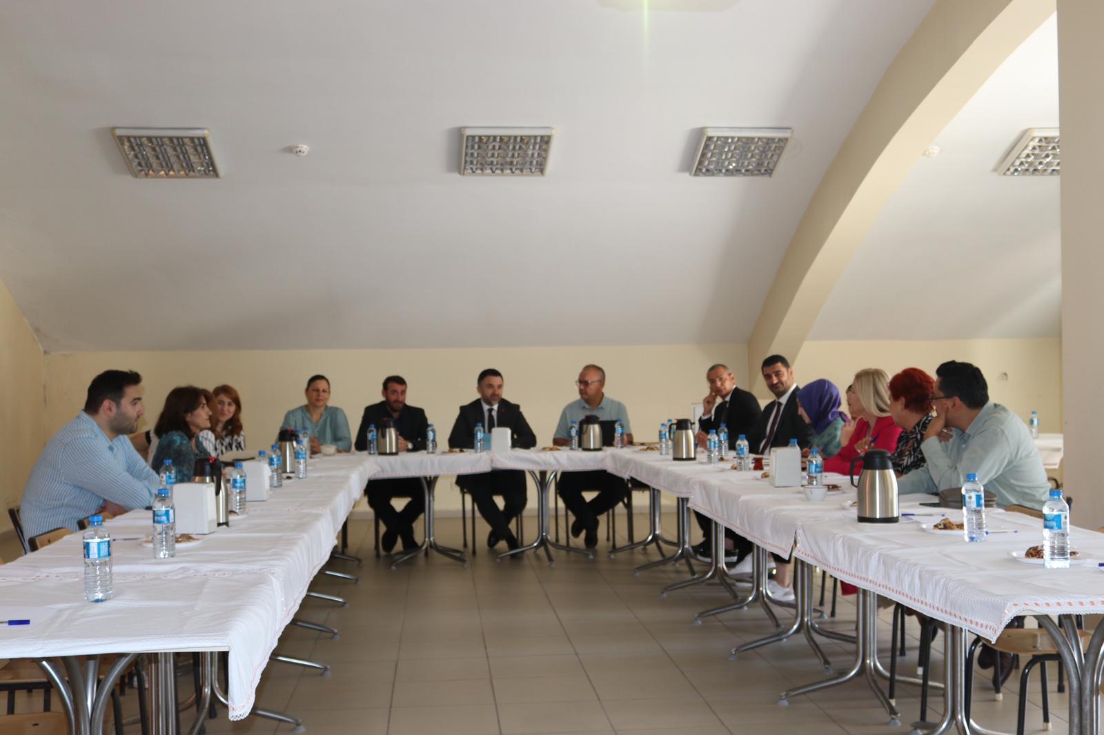 İl Müdürümüz Sn. Ömer TURAN, Yaşlı Hizmetleri Biriminden Sorumlu İl Müdür Yardımcısı ve Yatılı Kuruluş Müdürleriyle Toplantı Gerçekleştirmiştir.