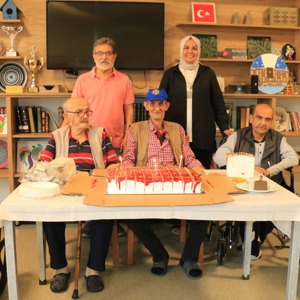 Büyüklerimizin Gülümsemesi En Güzel Hediye - fotoğraf 1
