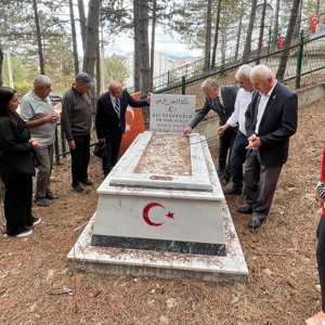 Kıbrıs Gazimiz Ali Cesuroğlu Kabri Başında Dualarla Anıldı - fotoğraf 1