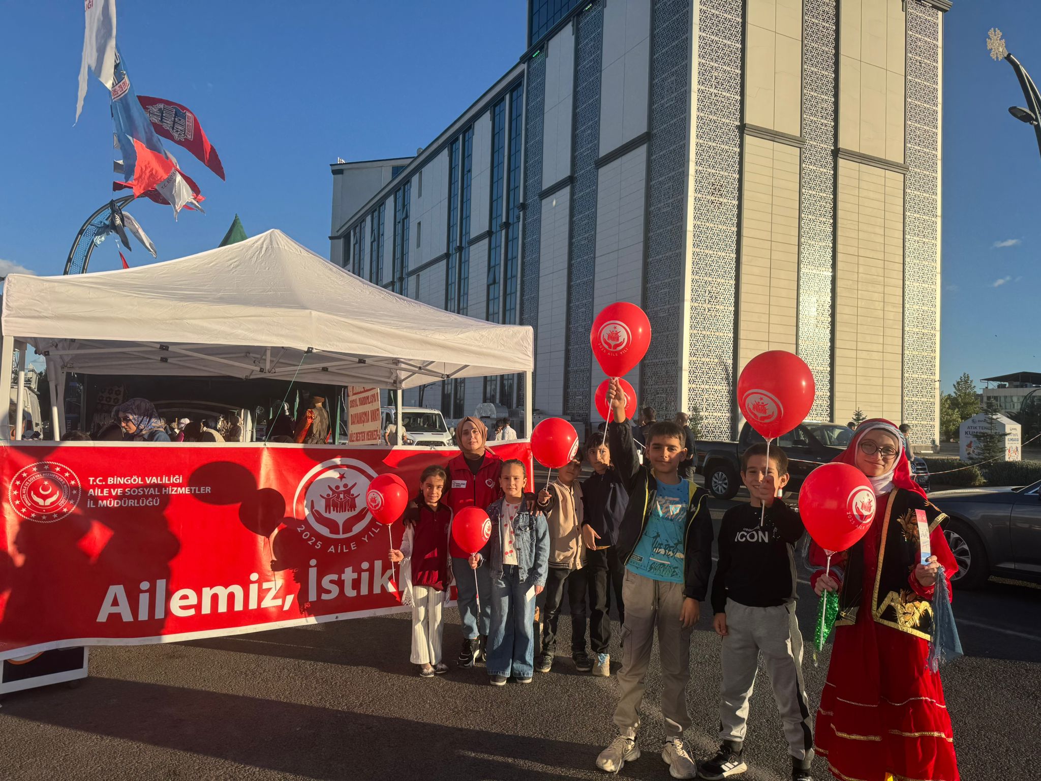 19-25 Eylül tarihleri arasında düzenlenen Anadolu Şenlikleri’nde, Aile Yılı kapsamında  İl Müdürlüğümüz standımıza tüm halkımızı bekliyoruz. Aileye dair çalışmalarımızı ve hizmetlerimizi yakından tanımak için sizleri de misafir etmekten mutluluk duyarız.”