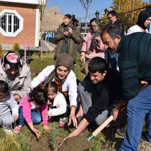 Van'da Engelli Bireyler Ağaç Dikti - fotoğraf 3