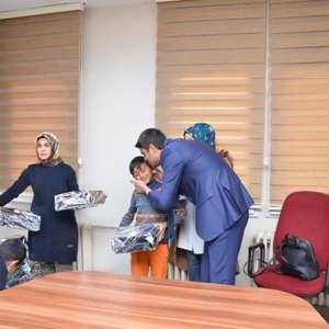 Sokakta çalışmaları engellenen çocuklara spor ayakkabısı - fotoğraf 2