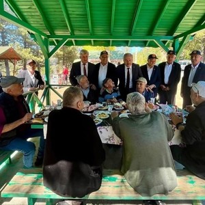 Yaş Almış Büyüklerimiz, Karaçomak Barajı Mesire Alanında Biraraya Gelerek Keyifli Vakit Geçirdiler  - fotoğraf 1