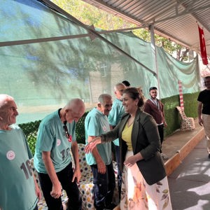“İl Müdürümüz Sayın Emine BÖÇKÜN, Balıkesir Huzurevi YBRM Müdürlüğümüz ve İznik Ülker Aktar Huzurevi YBRM Müdürlüğü arasında oynanan Bocce maçını izledi” - fotoğraf 1