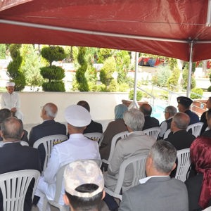“Valimiz Sayın İsmail USTAOĞLU ve beraberinde İl Protokolümüzün Saygıdeğer Üyeleri, Balıkesir Şehitliği’nde düzenlenen programda Şehit Aileleri ile bir araya geldi.” - fotoğraf 2