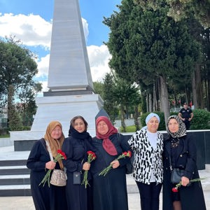 “Valimiz Sayın İsmail USTAOĞLU ve beraberinde İl Protokolümüzün Saygıdeğer Üyeleri, Balıkesir Şehitliği’nde düzenlenen programda Şehit Aileleri ile bir araya geldi.” - fotoğraf 5