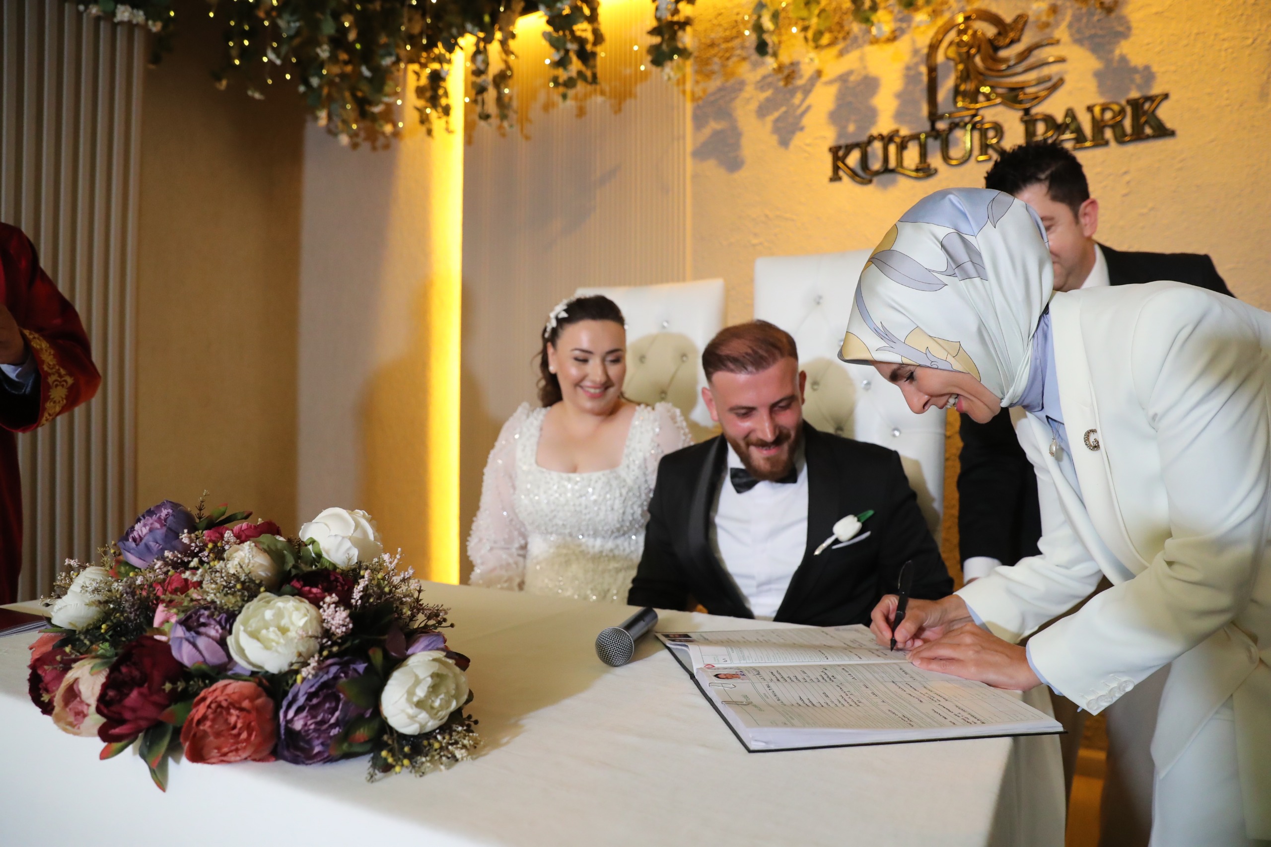 Bakanımız Göktaş: "2026’nın Ocak ayı itibarıyla artırılacak Aile ve Gençlik Fonu kapsamındaki evlilik kredisi için başvuruları bugün itibarıyla almaya başladık”