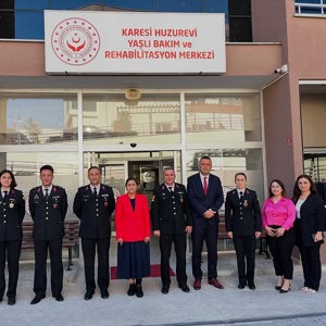 İl Jandarma Komutan Yardımcımız Sayın Albay Adem KAYA ve İl Müdürümüz Sayın Emine BÖÇKÜN, Karesi Huzurevi YBRM Müdürlüğümüzde düzenlenen etkinliğe katılım sağladı. - fotoğraf 1