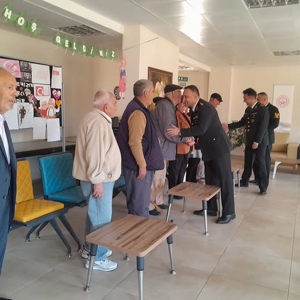 İl Jandarma Komutan Yardımcımız Sayın Albay Adem KAYA ve İl Müdürümüz Sayın Emine BÖÇKÜN, Karesi Huzurevi YBRM Müdürlüğümüzde düzenlenen etkinliğe katılım sağladı. - fotoğraf 4